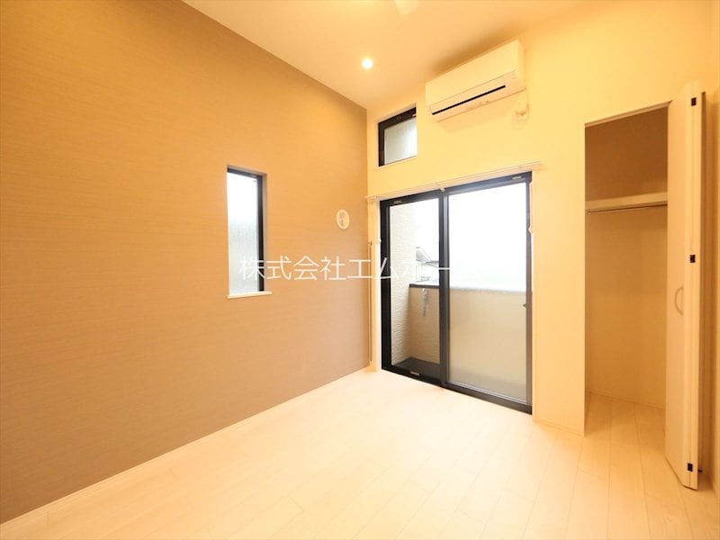 リビング(洋室6帖　ロフト6.3帖（収納にも寝室にも使えます）)