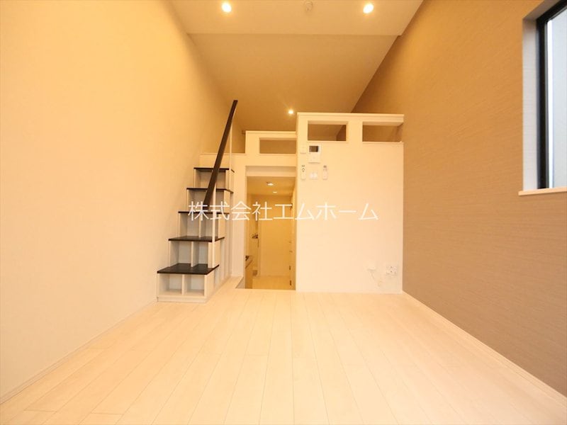 リビング(洋室6帖　ロフト6.3帖（収納にも寝室にも使えます）)