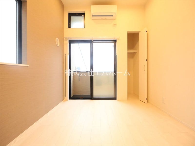 リビング(洋室6帖　ロフト6.3帖（収納にも寝室にも使えます）)