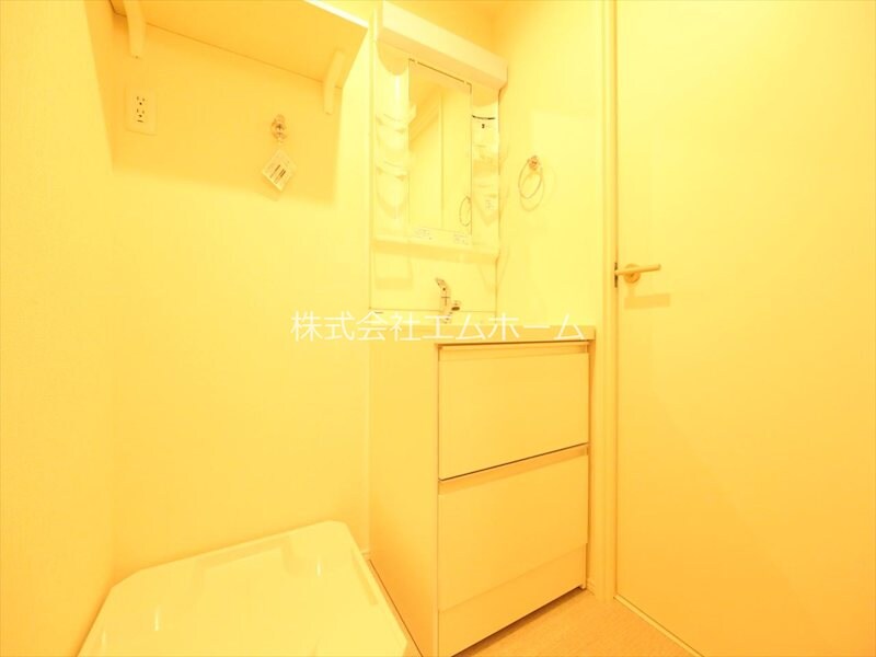 物件内観写真27　(脱衣所　独立洗面台（シャンプードレッサー付）収納スペース有)