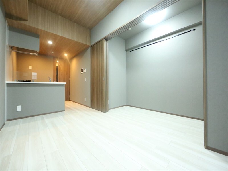 物件内観写真2　(ＬＤＫ8.2帖　洋室2.5帖　つなげても仕切っても使えます)