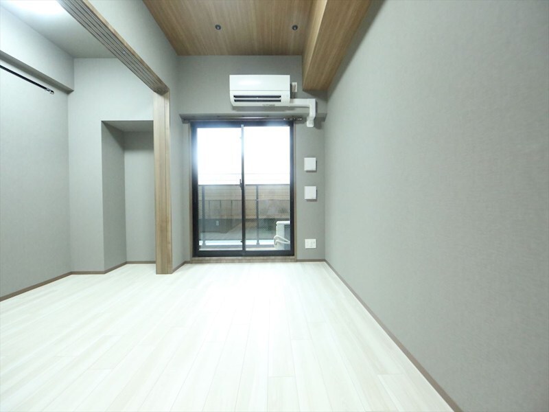 物件内観写真10　(ＬＤＫ8.2帖　洋室2.5帖　エアコン完備　バルコニー)