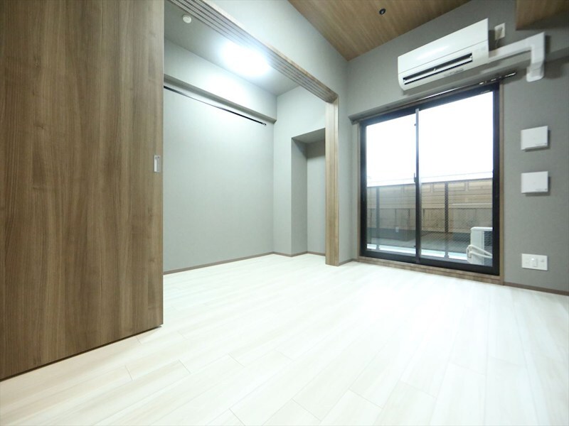 物件内観写真14　(ＬＤＫ8.2帖　洋室2.5帖　エアコン完備　バルコニー)