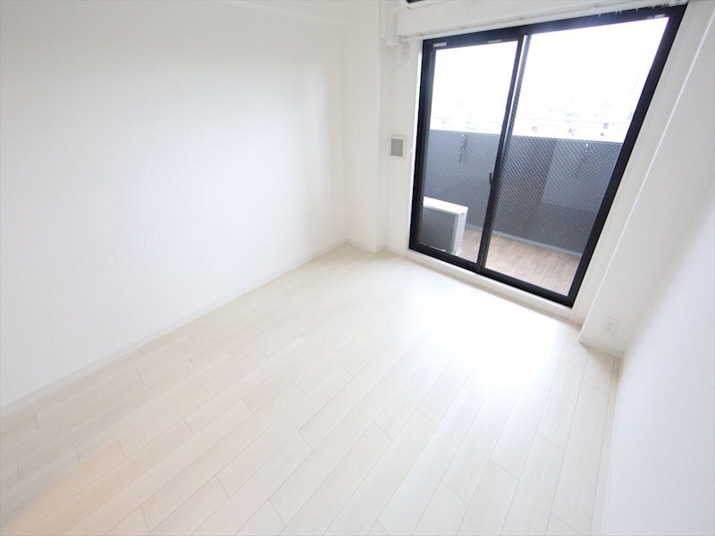 物件内観写真14　(洋室7.3帖　クローゼット付（収納充実してます）)