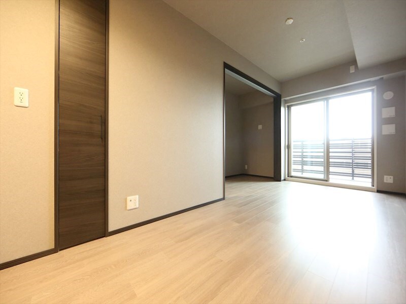 物件内観写真2　(ＬＤＫ10.2帖　洋室3.5帖　バルコニー)