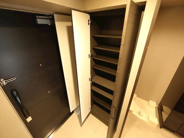 玄関(玄関　シューズボックス付（収納充実してます）)