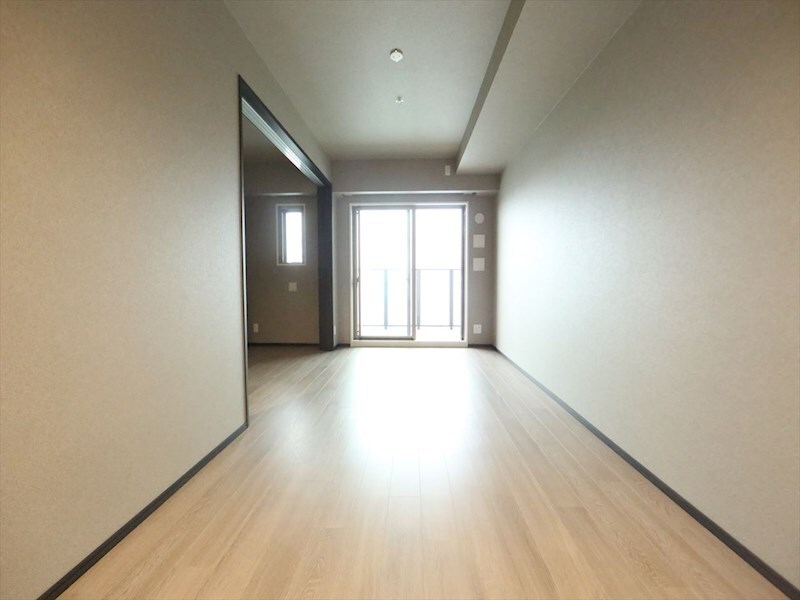 物件内観写真10　(ＬＤＫ10.2帖　洋室3.5帖　バルコニー)