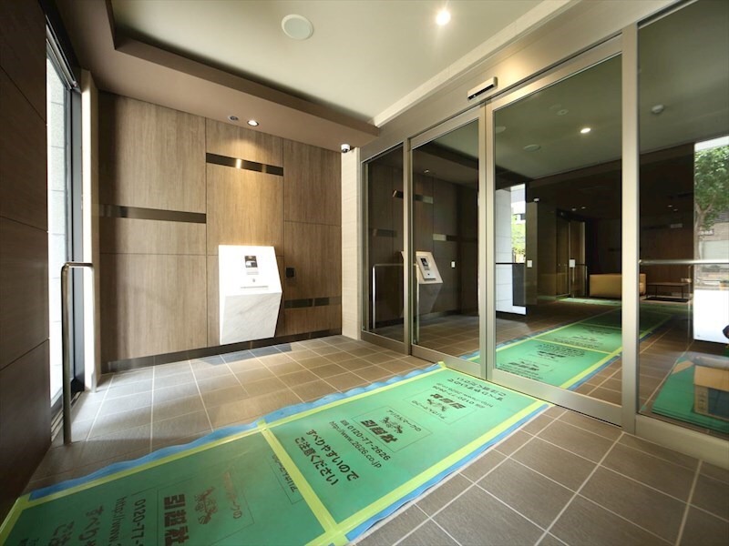 物件内観写真13　(エントランス　オートロック付　防犯カメラ有り)