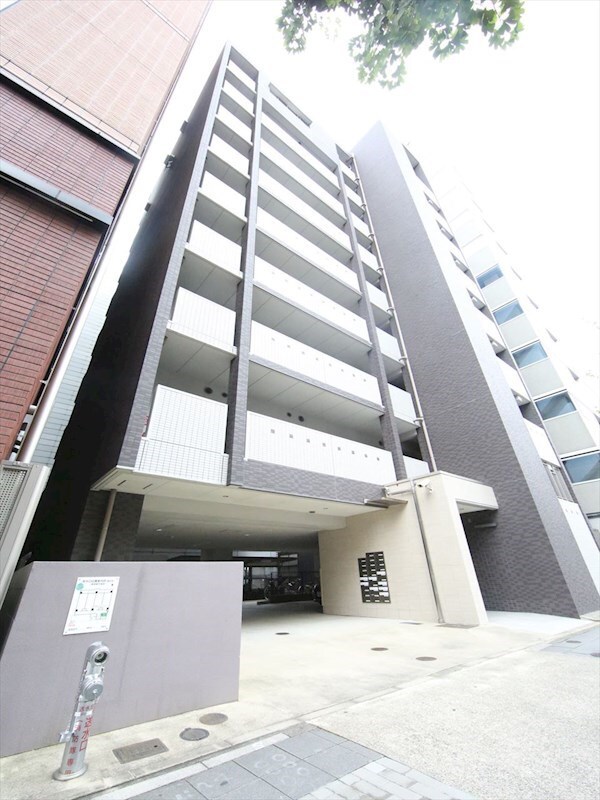 物件外観写真1　(外観　防犯カメラオートロック付)