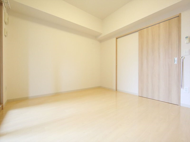 物件内観写真2　(洋室6.3帖　クローゼット付　エアコン完備)