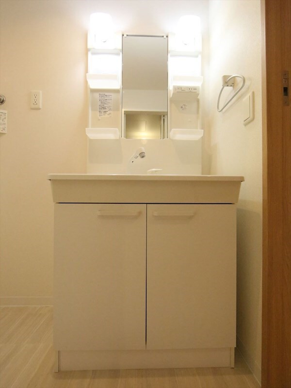 物件内観写真3　(脱衣所　独立洗面台（シャンプードレッサー付）)