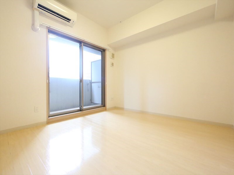 物件内観写真9　(洋室6.3帖　クローゼット付　エアコン完備)