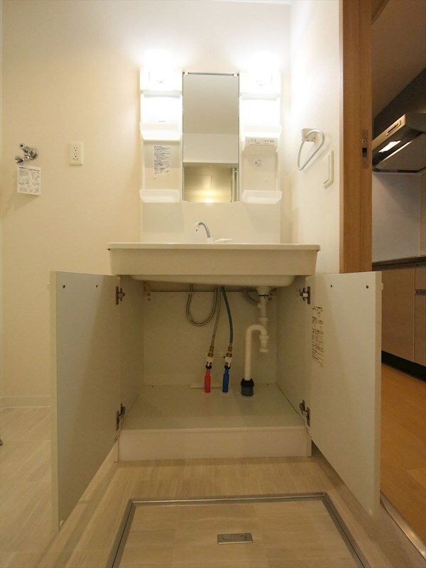 物件内観写真18　(脱衣所　独立洗面台（シャンプードレッサー付）)