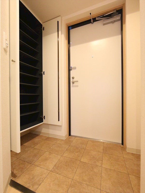 物件内観写真22　(玄関（シューズボックス充実）)