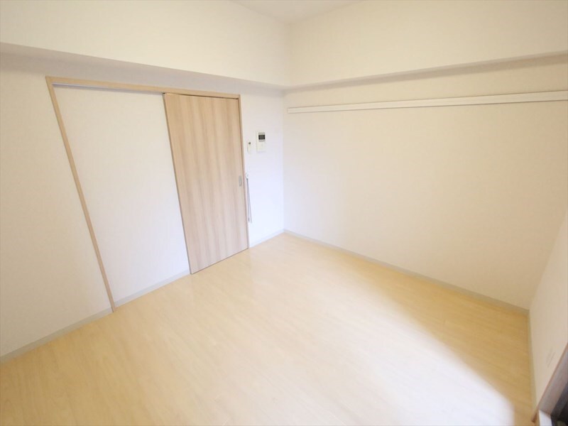 物件内観写真23　(洋室6.3帖　クローゼット付　エアコン完備)