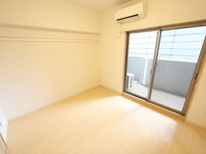 物件内観写真24　(洋室6.3帖　クローゼット付　エアコン完備)