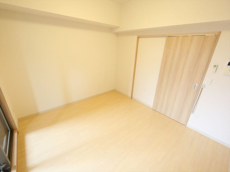 物件内観写真25　(洋室6.3帖　クローゼット付　エアコン完備)