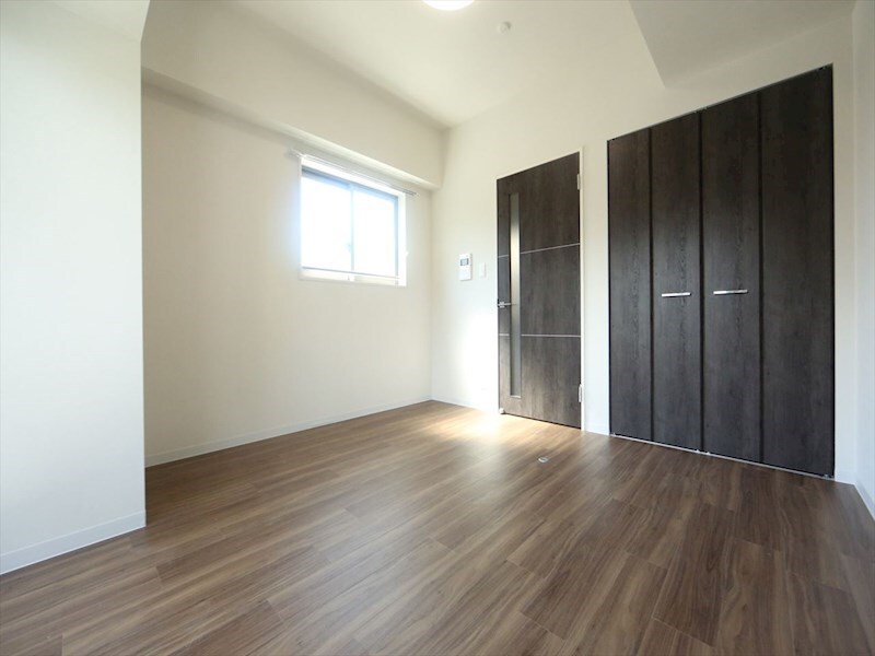 物件内観写真2　(洋室7.1帖　クローゼット付（収納充実してます）)