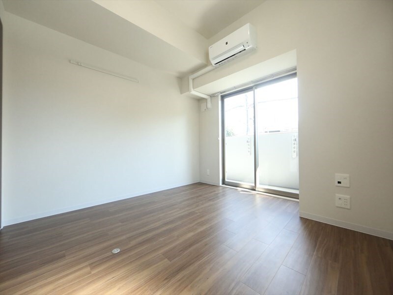 物件内観写真10　(洋室7.1帖　２面採光　エアコン完備　バルコニー)