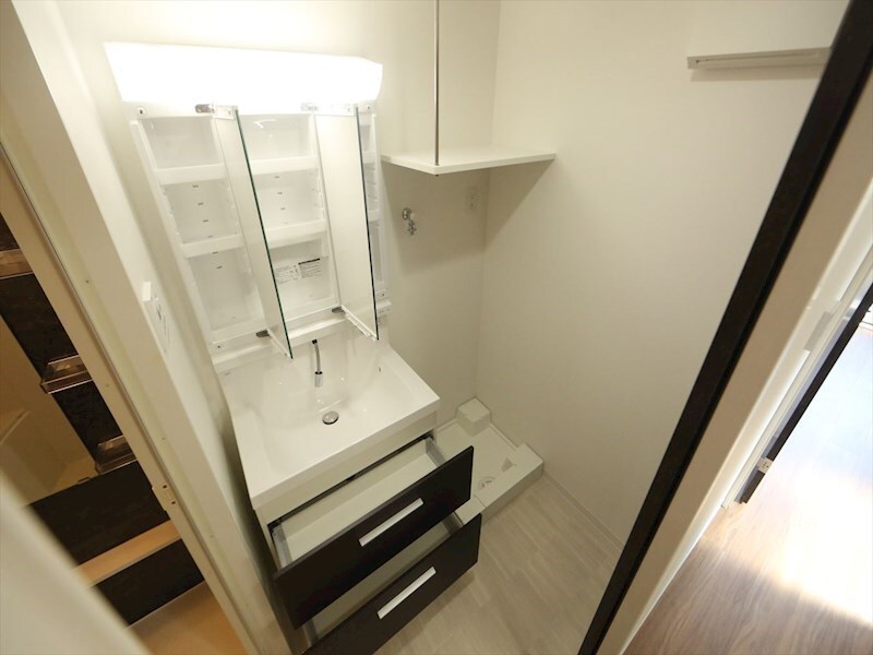 物件内観写真17　(脱衣所　独立洗面台（シャンプードレッサー付）収納スペース有)