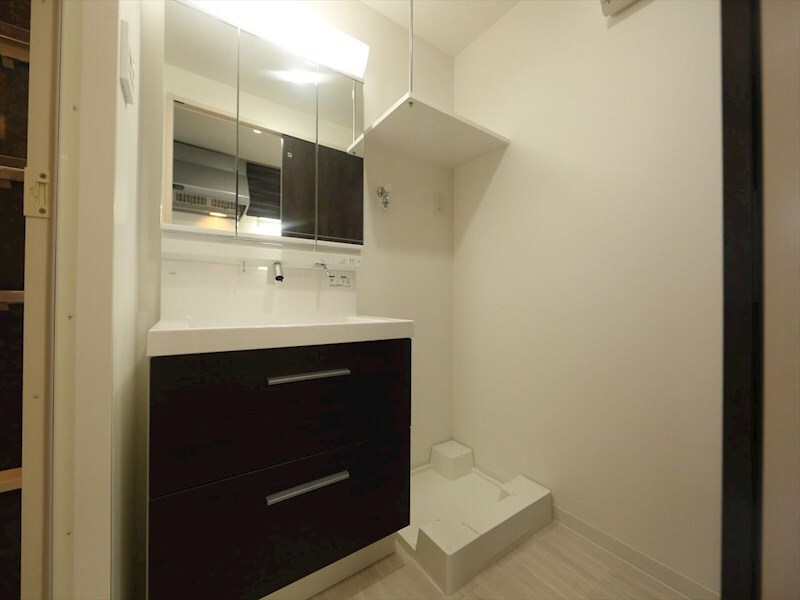 物件内観写真23　(脱衣所　独立洗面台（シャンプードレッサー付）収納スペース有)