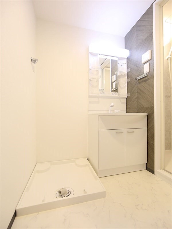 物件内観写真4　(脱衣所　独立洗面台（シャンプードレッサー付）　)