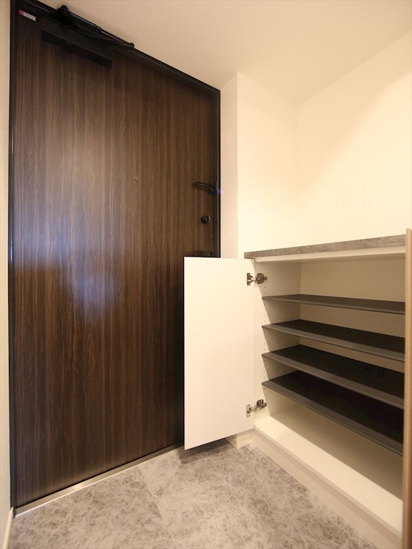 物件内観写真18　(玄関　シューズボックス付（収納充実してます）)