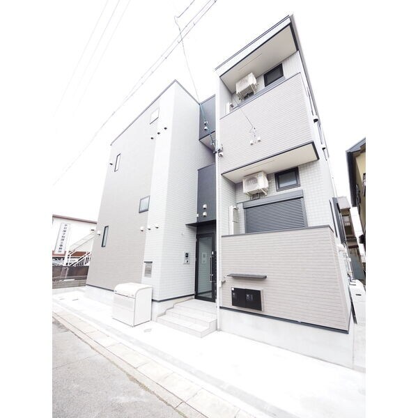 物件外観写真1　(外観　オートロック付　宅配ＢＯＸ有り)