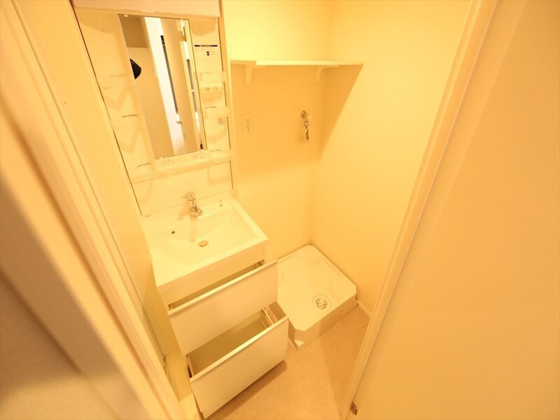 物件内観写真3　(脱衣所　独立洗面台（シャンプードレッサー付）　同仕様写真)