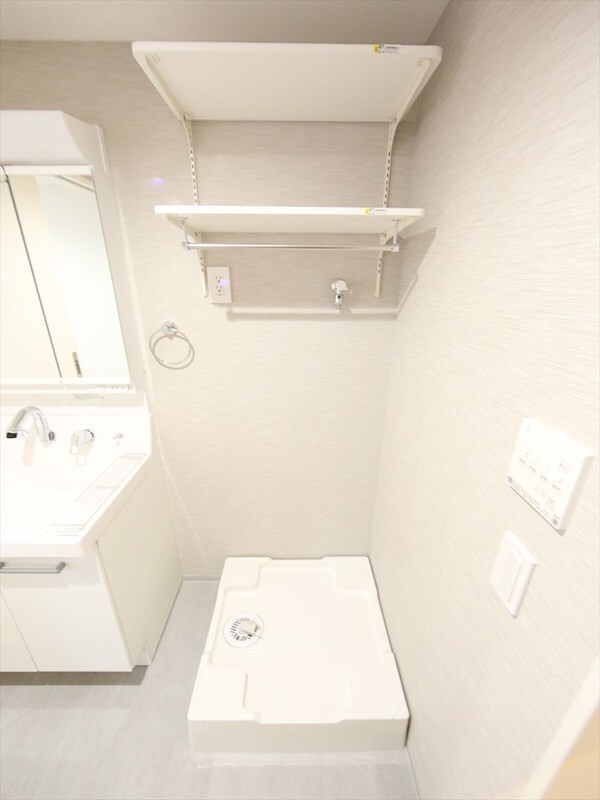 洗面所(脱衣所　独立洗面台　室内洗濯機置き場　同仕様写真)
