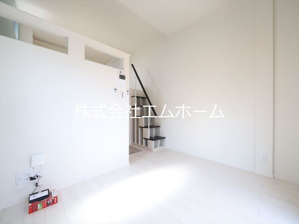 リビング(洋室6帖　階段上段ロフト6帖（収納にも寝室にも使えます）)