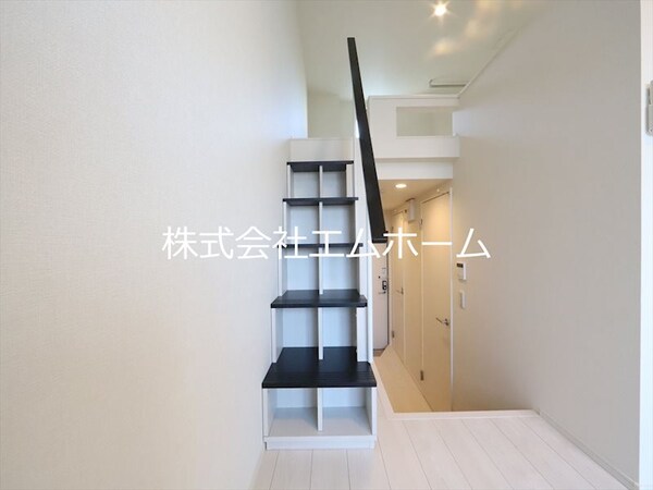 その他設備(ロフトに上がる階段　ロフトに階段で上がれます)