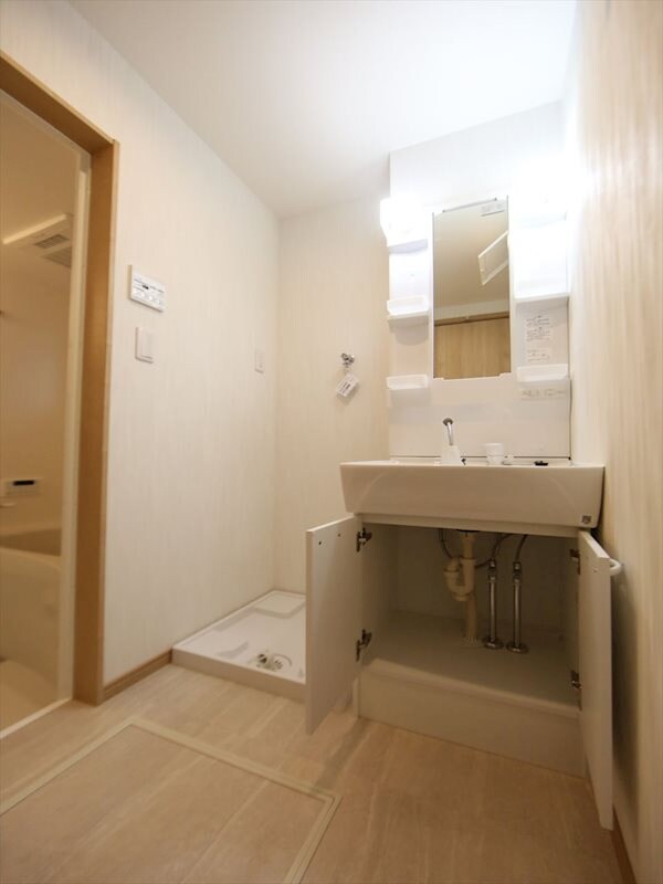 物件内観写真3　(脱衣所　独立洗面台（シャンプードレッサー付）収納スペース有)