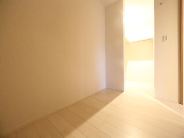 その他(洋室3.4帖　ウォークインクローゼット付　同仕様写真)