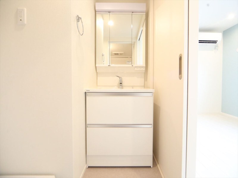 物件内観写真3　(脱衣所　独立洗面台（シャンプードレッサー付）　同仕様写真)