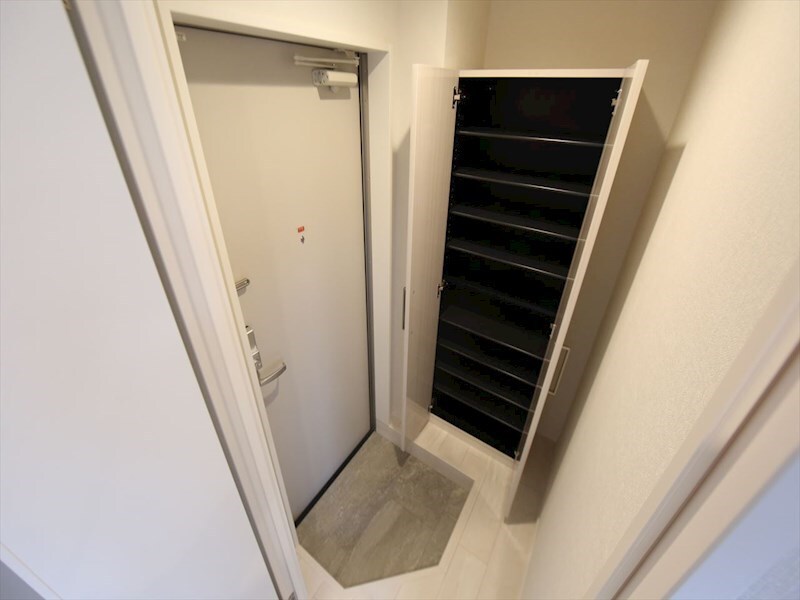 物件内観写真8　(玄関　シューズボックス付（収納充実してます）　同仕様写真)