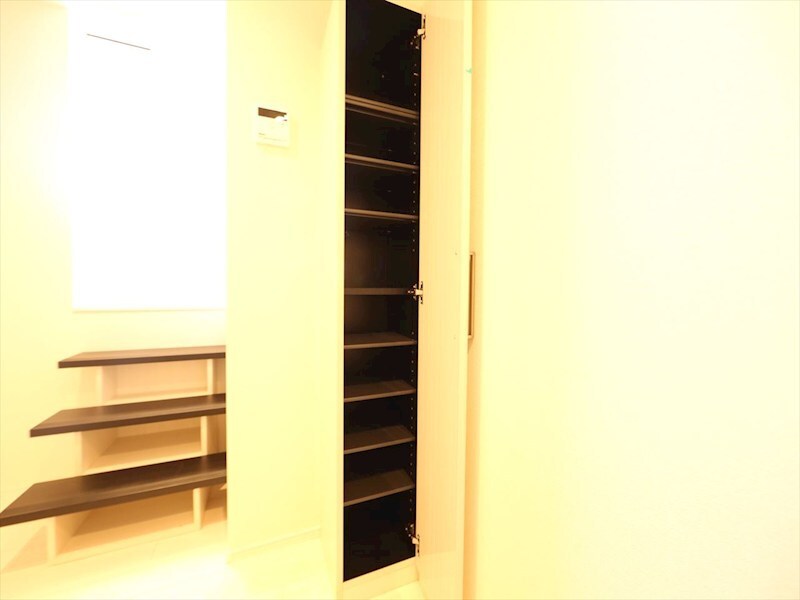 物件内観写真8　(玄関　シューズボックス付（収納充実してます）　同仕様写真)