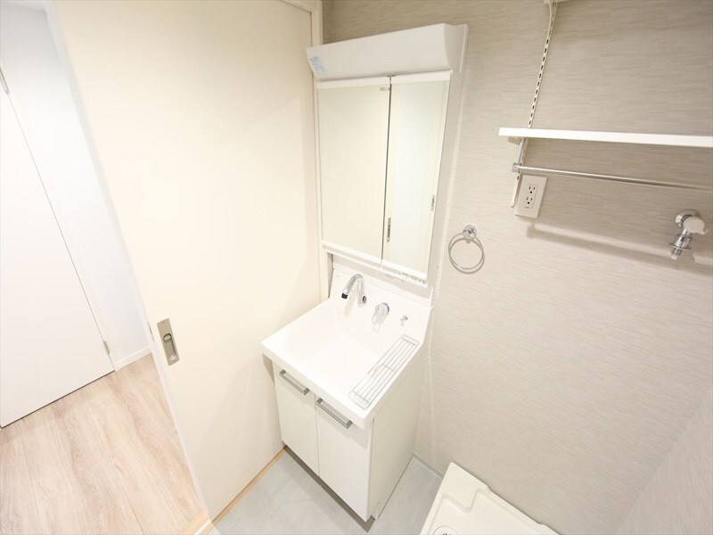 物件内観写真3　(脱衣所　独立洗面台（シャンプードレッサー付）　同仕様写真)