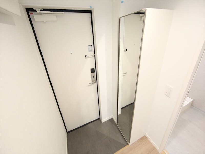 物件内観写真19　(玄関　シューズボックス付（収納充実してます）　同仕様写真)