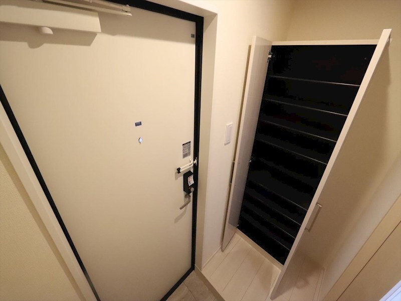 物件内観写真8　(玄関　シューズボックス付（収納充実してます）　同仕様写真)