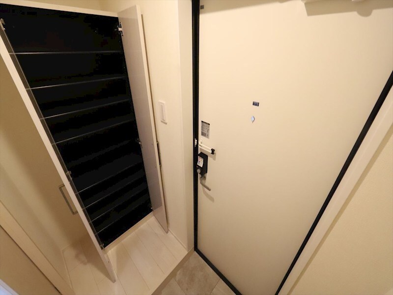 物件内観写真8　(玄関　シューズボックス付（収納充実してます）　同仕様写真)