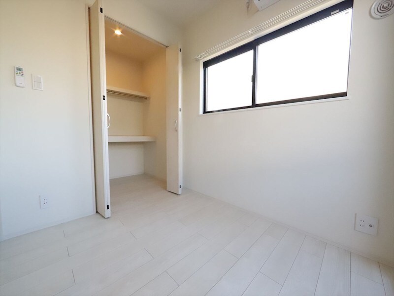 物件内観写真9　(洋室3.3帖　クローゼット付（収納充実してます）　同仕様写真)