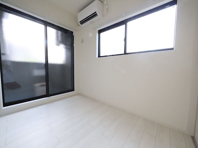 物件内観写真12　(洋室3.6帖　クローゼット付　バルコニー　同仕様写真)