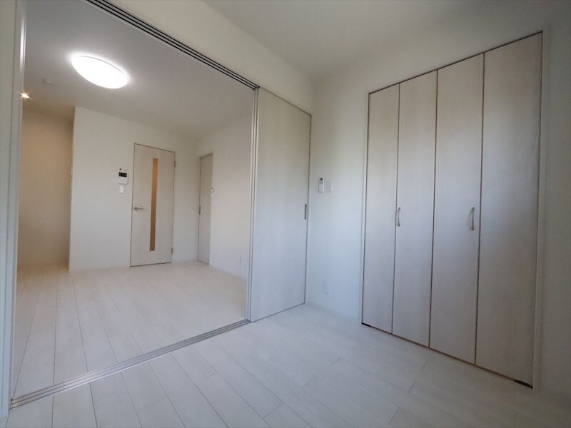 物件内観写真13　(洋室3.3帖　クローゼット付（収納充実してます）　同仕様写真)