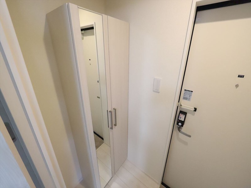 物件内観写真20　(玄関　シューズボックス付（収納充実してます）　同仕様写真)