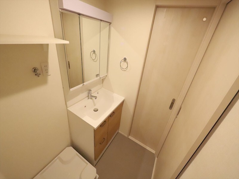 物件内観写真26　(脱衣所　独立洗面台（シャンプードレッサー付）　同仕様写真)