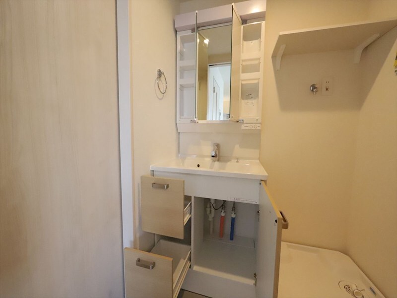 物件内観写真26　(脱衣所　独立洗面台（シャンプードレッサー付）　同仕様写真)