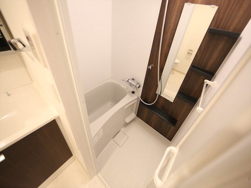 物件内観写真4　(バスルーム　浴室暖房乾燥機付き)