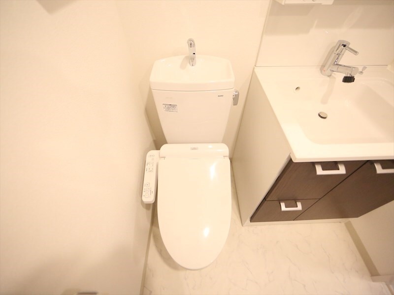 物件内観写真5　(温水洗浄暖房便座付トイレ)