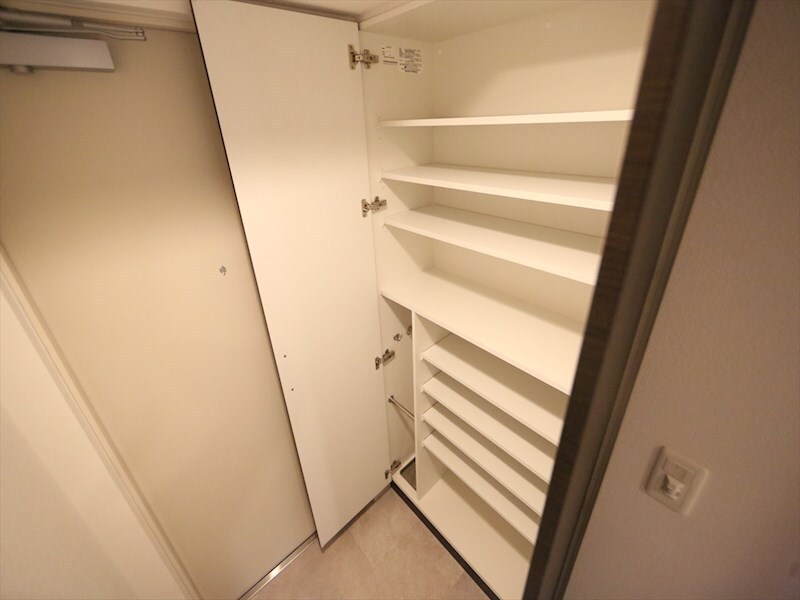 物件内観写真8　(玄関　シューズボックス付（収納充実してます）)
